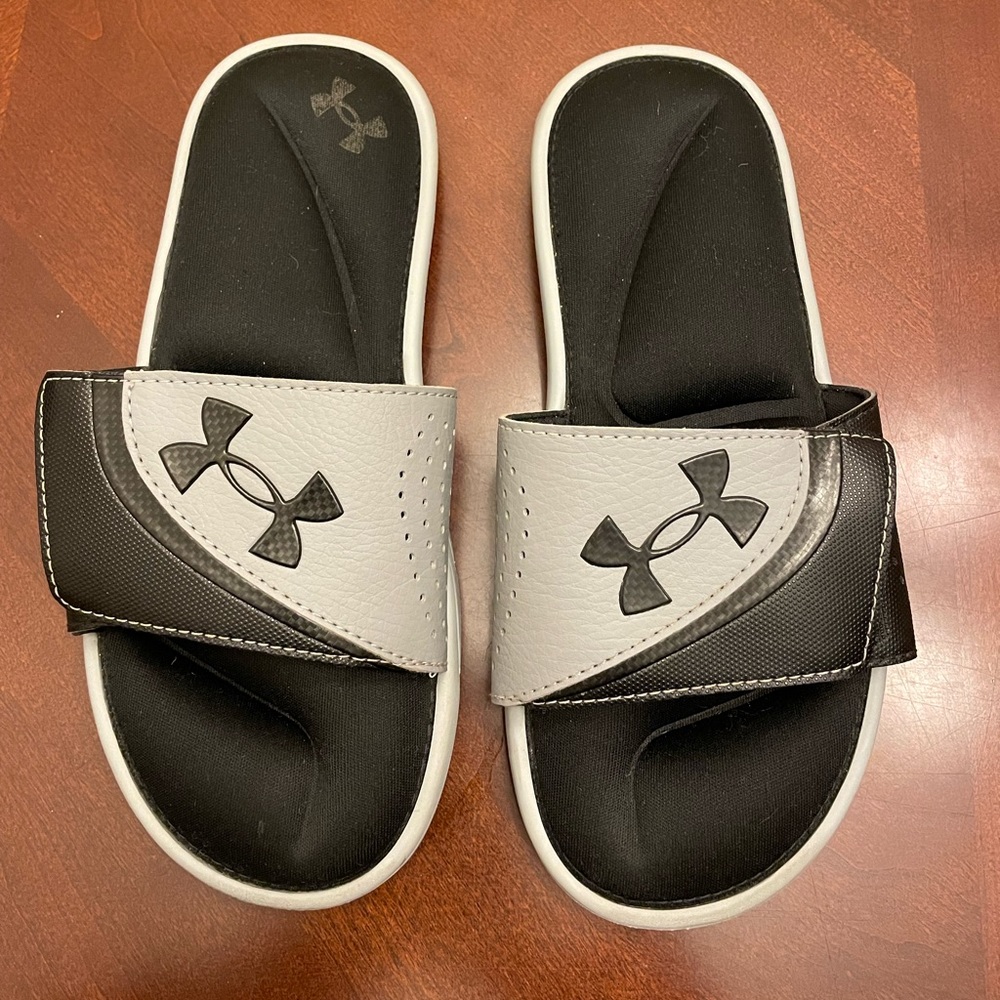 Under Armour Boys Sandal Size 6Y